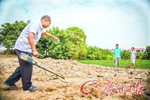 廣州村民用金屬探測儀挖掘老屋大量古錢幣