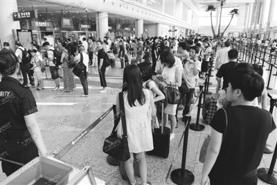 溫州機場客流迎來高峰 安檢門通道日均多出兩三千人 
