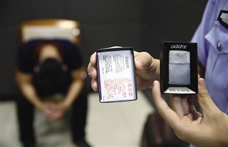 一男子給打火機(jī)裹上尿不濕過安檢仍被查
