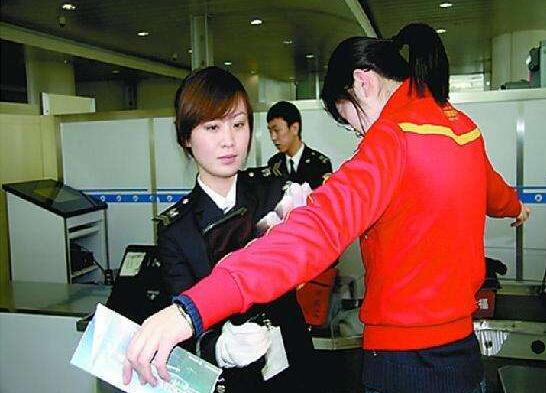 深圳安檢門廠家：機(jī)場(chǎng)安檢攔下安全錘！