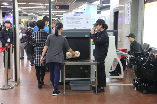 金屬安檢門探測(cè)顯神威：小伙帶一瓶“冰糖雪梨”過安檢