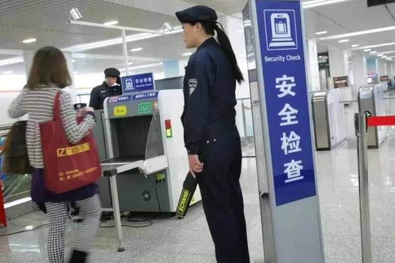 女性進入安檢門通道時，安檢員會感到尷尬嗎？過安檢的注意事項