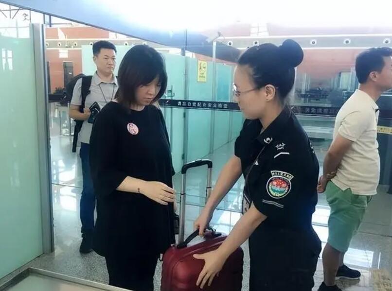 女性進入安檢門通道時，安檢員會感到尷尬嗎？過安檢的注意事項-5.jpg